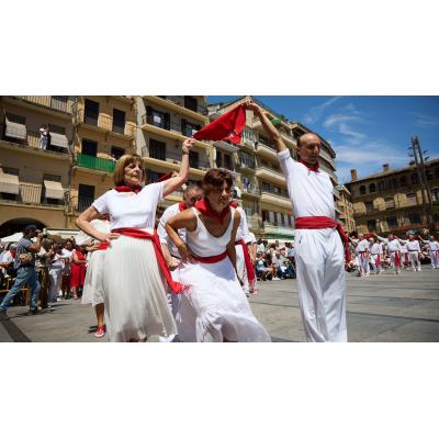 La localidad navarra que ofrece 1.200 euros por su cartel de fiestas con una condición clara: no se puede usar IA