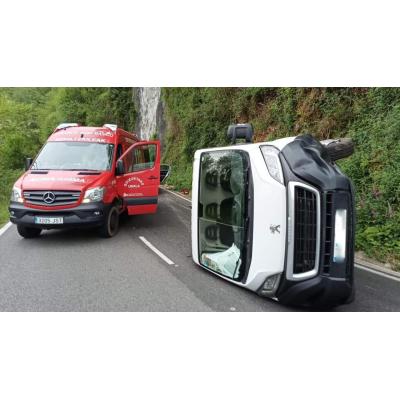 Vuelca con su furgoneta en una carretera del norte de Navarra y acaba trasladado al hospital
