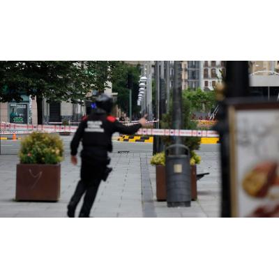 VÍDEO | Gran despliegue policial en la plaza Merindades de Pamplona tras localizar un objeto sospechoso