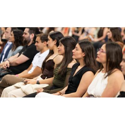 Lleno a rebosar en la UPNA: más de 2.000 personas arropan a los estudiantes que terminan sus másteres