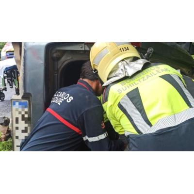Bomberos rescatan a un hombre de 80 años al quedar atrapado tras un accidente en Valcarlos