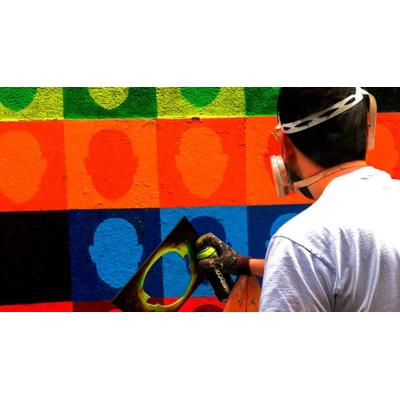 El innovador taller de Navarra que convierte una simple pegatina en una pieza de arte urbano