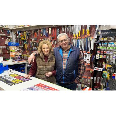 Beatriz y Koldo, en la ferretería de Pamplona que resiste tras 54 años: “Menos comida, vendemos de todo”