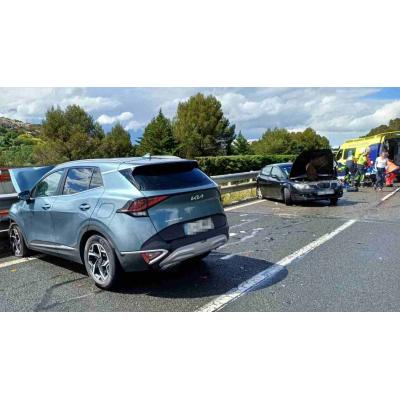 Brutal accidente entre dos coches en la Autopista de Navarra en plena tormenta: hay cinco heridos