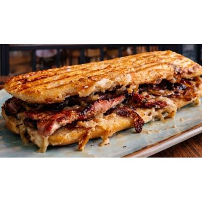 El restaurante de Pamplona que arrasa con un bocadillo inspirado en el umami y su propia cerveza