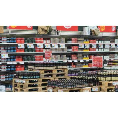 El hipermercado de Pamplona que monta su propia feria de la cerveza: más de 300 variedades y comida del mundo
