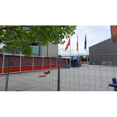 FOTOS | Comienza el montaje de la Tómbola de Cáritas para San Fermín 2026: así quedará en su nuevo emplazamiento