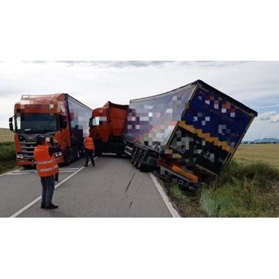 Un accidente con un camión cargado obliga a cortar el tráfico en una carretera de Navarra