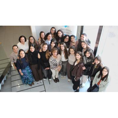 El emotivo reconocimiento en Pamplona a veinte enfermeras especialistas tras superar una exigente formación