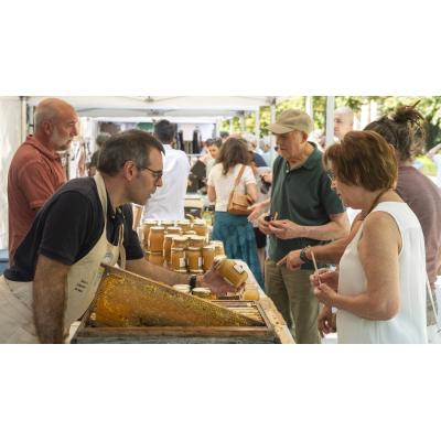 El mercado que reúne este sábado queso, espárrago y productos locales en el centro de Pamplona