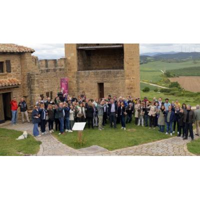 Más de cien personas alzan sus copas en Artajona para reivindicar el valor del vino navarro