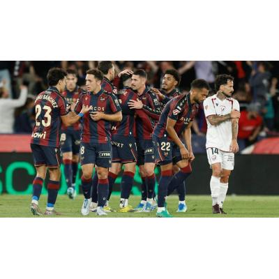 Osasuna regala el partido ante el penúltimo clasificado tras desperdiciar dos goles de ventaja