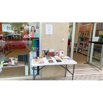 La tienda de Pamplona que regala libros en la calle “para darles una segunda oportunidad"