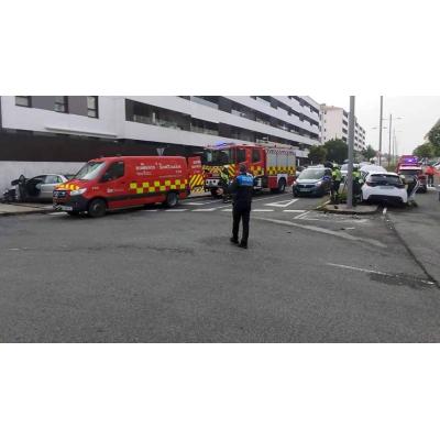 Aparatoso accidente con heridos en Mutilva: un coche termina contra un muro y otro subido en la mediana
