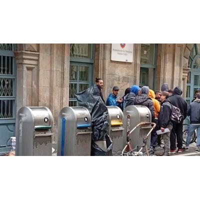 La oficina de regularización de migrantes de Asiron ajusta el horario tras la avalancha de citas