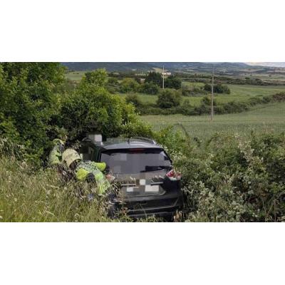 Positivo en tres drogas y accidente en una recta: el cóctel que casi acaba en tragedia en Navarra