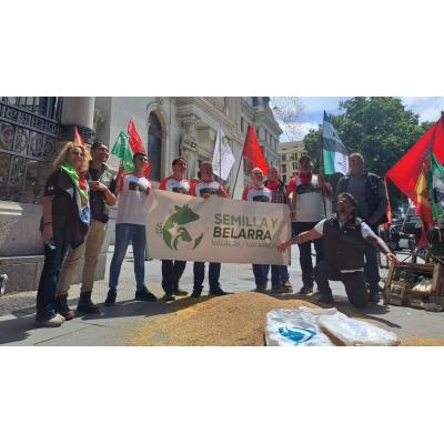 Agricultores navarros abandonan Madrid tras la prohibición de seguir acampados ante el Ministerio