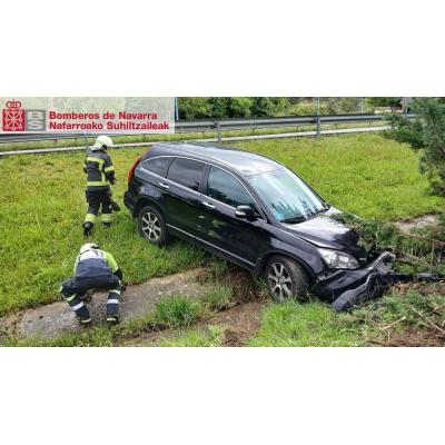 Una mujer herida tras salirse de la vía en la carretera de un pueblo de Navarra