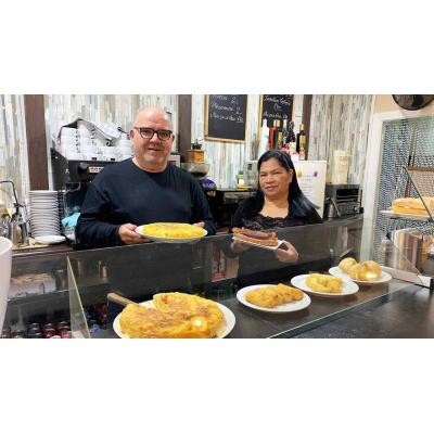 Tortillas y fritos en Iturrama con un toque colombiano: el nuevo giro de un bar mítico de Pamplona