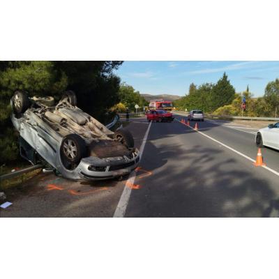 Un grave accidente en una carretera de Navarra deja cuatro heridos y un coche volcado boca abajo