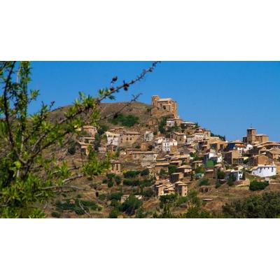El pueblo de Navarra que parece la Toscana y regala una postal única sobre el río Aragón