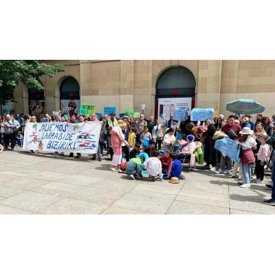 ¡Chivite mójate!: la divertida protesta de los usuarios de una piscina de Pamplona con gorros y bañadores