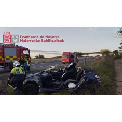 Un conductor herido en una carretera de Navarra tras salirse de la vía y quedar atrapado en el vehículo