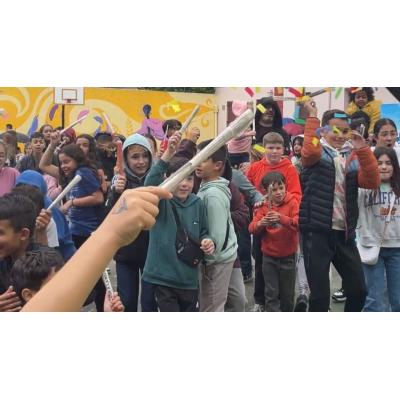 La fiesta familiar que se ha celebrado con música, bingo y pincho-pote en un colegio de Navarra