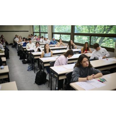 La beca para jóvenes de Navarra que paga 100 euros por cada sobresaliente logrado