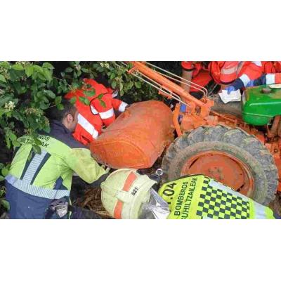 Herido muy grave un hombre tras quedar atrapado por un motocultor en una huerta en Navarra