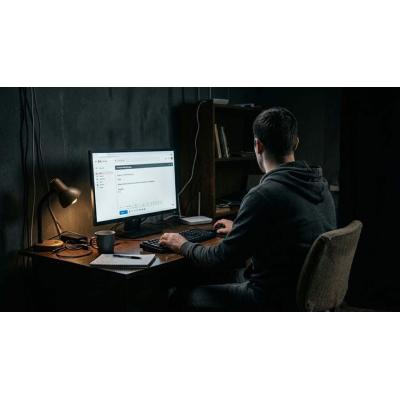 Cuatro acusados irán a juicio en Pamplona por engañar a una empresa con facturas falsas por internet