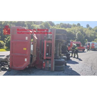Vuelca un camión cargado con material de obra en una carretera de Navarra y deja un herido