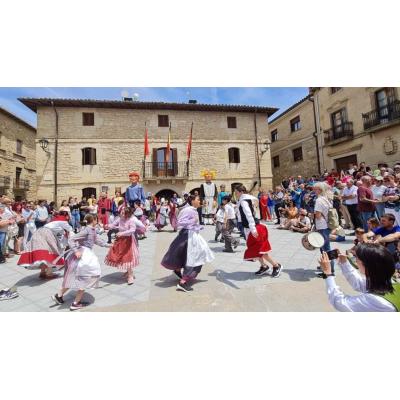 El pueblo de Navarra que celebra una fiesta dedicada al agua con mercado, danzas y escape room gratis