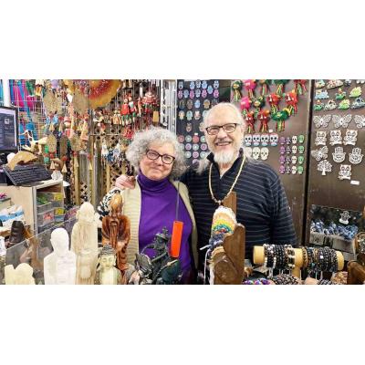 Margarita y José, en la última tienda hippie de Pamplona: “Cobro 700 euros con 51 años cotizados”
