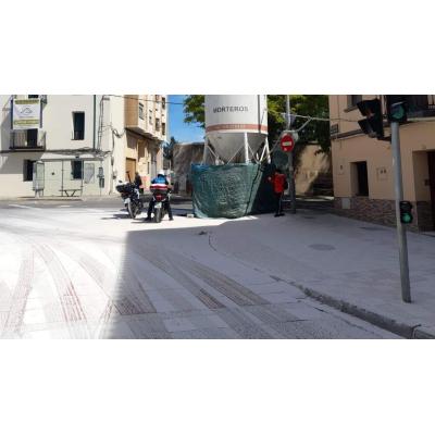 La Policía Local corta el tráfico en Tudela tras quedar una vía completamente cubierta de yeso