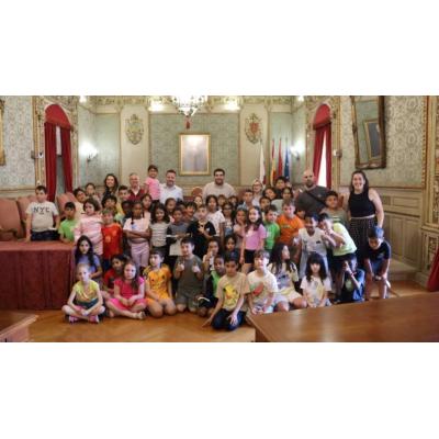 Los alumnos de un colegio de Tudela descubren los secretos del salón de plenos del Ayuntamiento