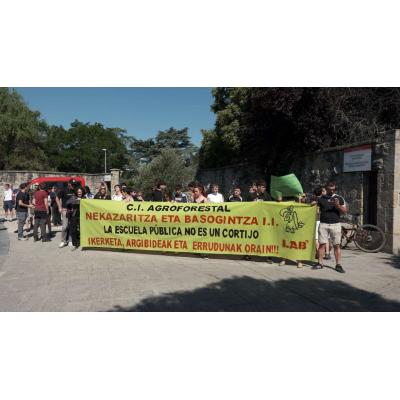 Una protesta pide la dimisión del director del C.I. Agroforestal por gastarse casi 40.000 euros en comidas