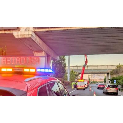 Importantes retenciones en una ronda de Pamplona por una avería que ha requerido a los bomberos