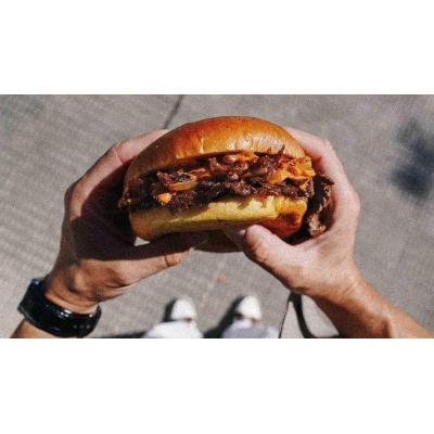 La nueva marca de hamburguesas que desembarca en Pamplona con pan propio y reparto muy rápido