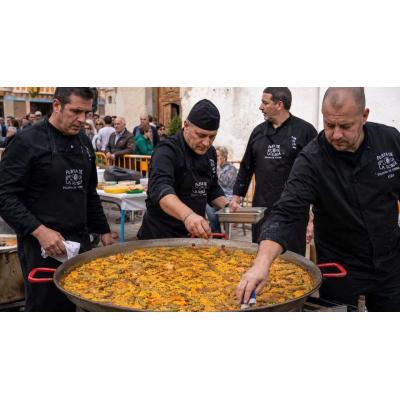 Los chefs valencianos coinciden y lo dejan claro: para hacer bien la paella no debes echar agua al arroz