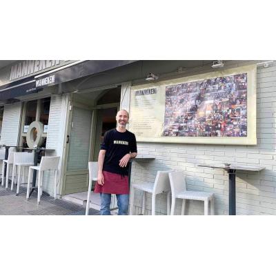 La cervecería de Pamplona que agradece 15 años de fidelidad con un enorme cartel en la fachada