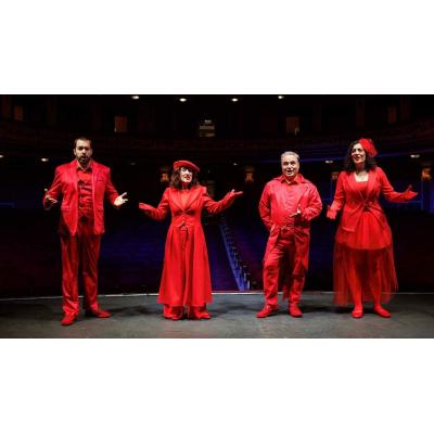 Gigantes, Pamplonesa y personajes de San Fermín dan vida a un musical inspirado en Dickens y el señor Scrooge
