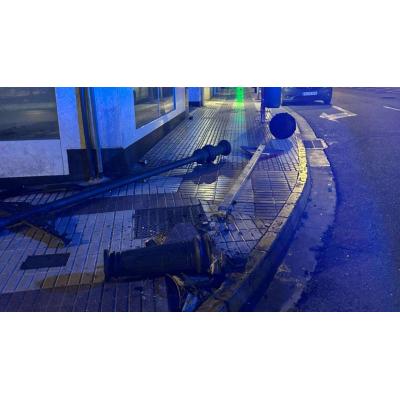 Un conductor hace un trompo en una glorieta de Tudela, derriba una farola y trata de huir