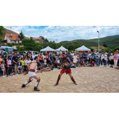 El pueblo de Navarra que celebra una fiesta romana con sal, queso, vino y luchas de gladiadores
