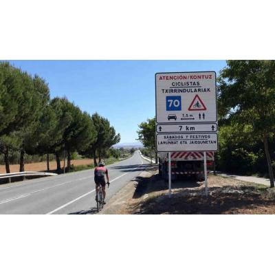 El BOE lo hace oficial: la nueva norma de la DGT que cambia para siempre el uso de los arcenes para los ciclistas