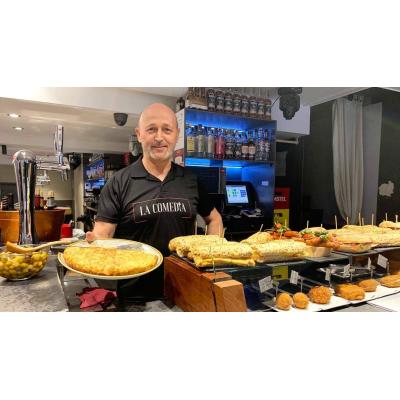 De la pescadería familiar a un bar mítico de Pamplona: Eduardo triunfa con su espectacular barra de pinchos