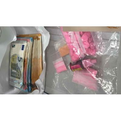 Cazado en Navarra un conductor con su hija menor en el coche con 250 pastillas de éxtasis y 4.500 euros: iban a un festival
