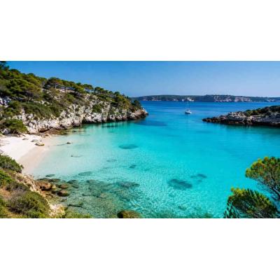 Vuelos directos a Menorca desde un aeropuerto a solo una hora de Pamplona