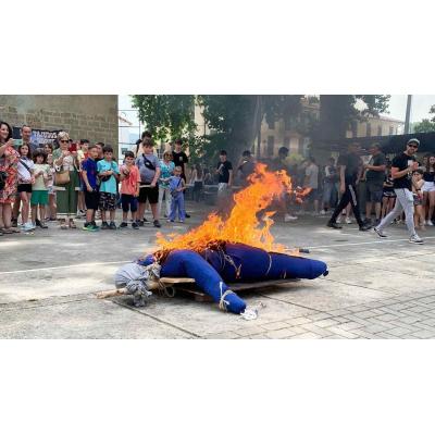 El curioso rito de un pequeño pueblo de Navarra que termina con un culpable quemado en la hoguera