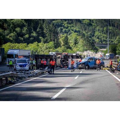 Cinco policías forales muertos en un accidente en Guipúzcoa al chocar contra un camión cisterna